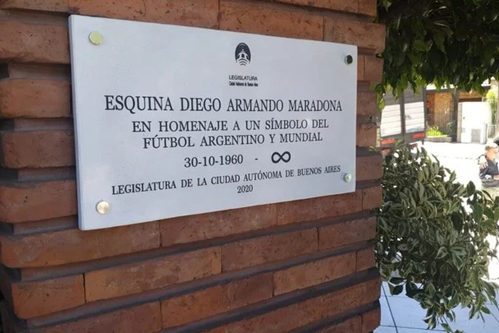La Ciudad de Buenos Aires desplegó una placa conmemorativa en el edificio de Villa Devoto donde Diego vivió durante algunos años de su vida. / Gentileza.