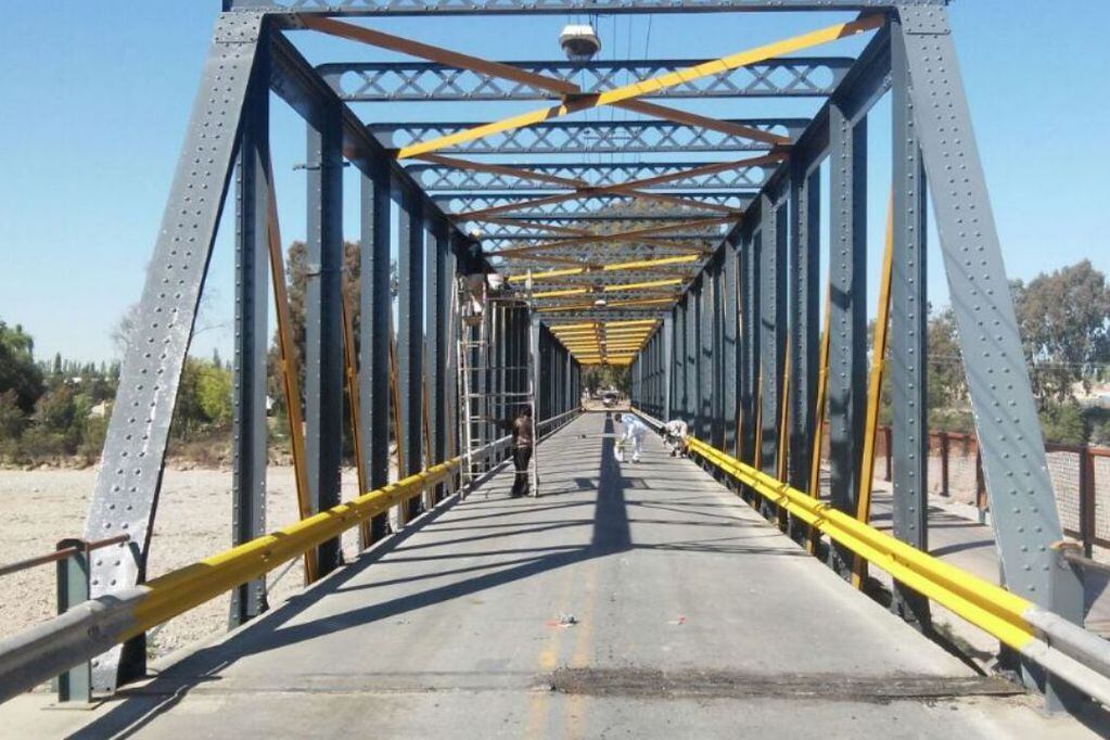 Imagen del antiguo puente de Luján. El intendente contó que ya están avanzando con los proyectos ejecutivos de un nuevo paso por el río y esperan licitarlo antes del año que viene. Foto: Gentileza