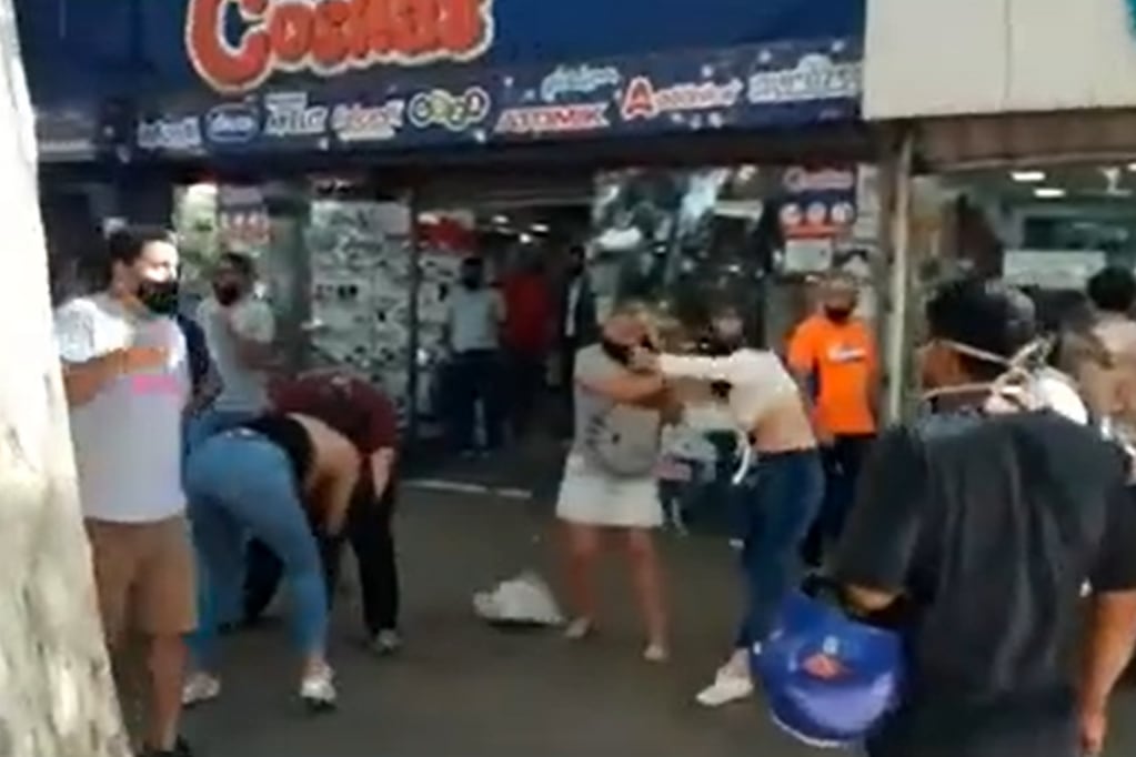 Cuatro mujeres trabaron una feroz pelea en plena Avenida Las Heras de Ciudad.