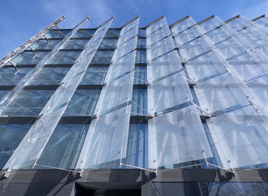 Fachada ventilada con vidrio serigrafiado sostenidos por ménsulas de acero - Edificio Uria & Menéndez - Rafael de La-Hoz Arquitectos.