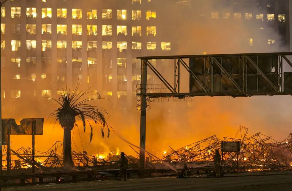 Voraces incendios en la ciudad de Los Angeles obligan a cerrar rutas y destrozan edificios