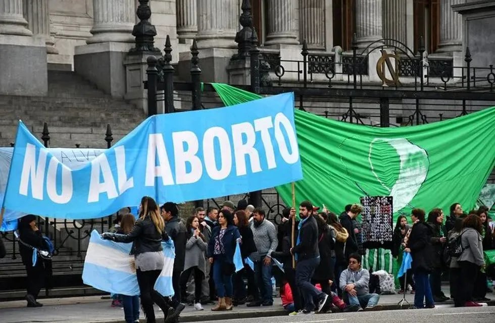 Manifestaciones a favor y en contra del proyecto de aborto.
