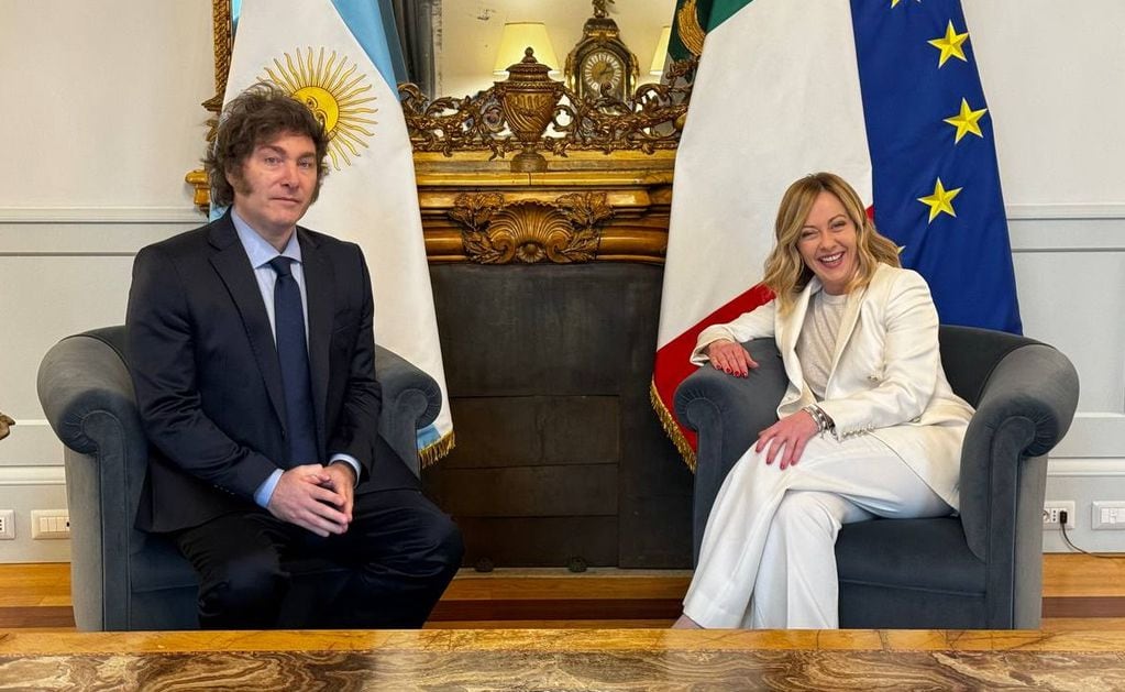 El presidente Javier Milei y la presidenta del Consejo de Ministros de la República Italiana, Giorgia Meloni, en el Palazzo Chigi. (X/OPRArgentina)