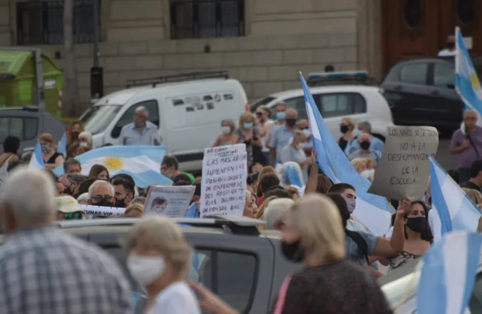 Protestas en Rosario contra el vacunatorio VIP. / Gentileza