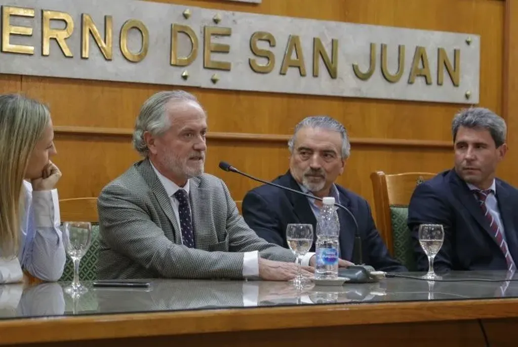 Raúl Cabanay, vicepresidente de la Cámara Minera de San Juan a la izquierda del gobernador Sergio Uñac anunciando una inversión de más de $ 400 millones de Caleras San Juan.