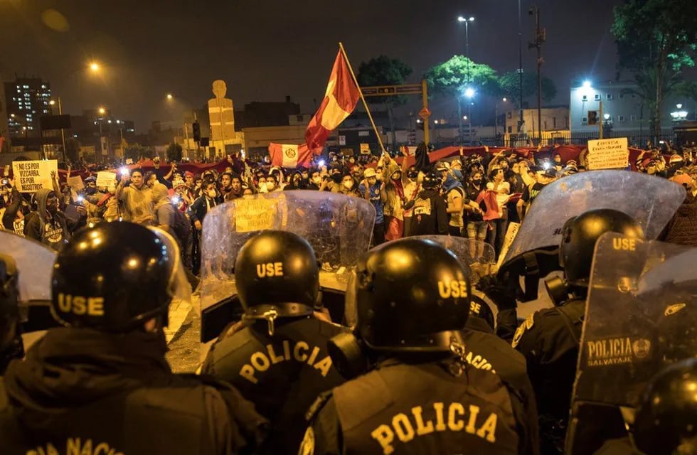 Perú pide que se postergue el partido con Argentina por los conflictos sociopolíticos que dejó muertos, heridos y desaparecidos en enfrentamientos con la policía.