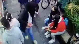 Dos mujeres fueron agredidas por otra cuando se besaron en la calle.