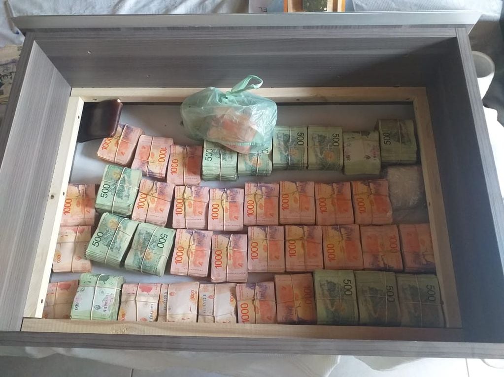 Encontraron fajos de billetes de 1.000 y 500 pesos y de dólares perfectamente ordenados.