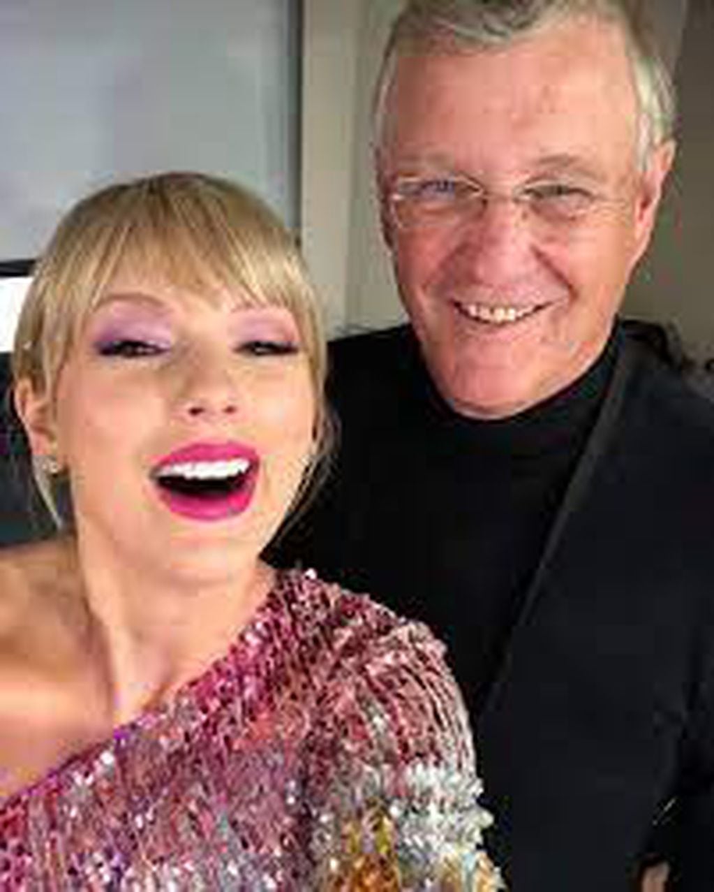 Taylor Swift junto con su padre Scott Swift