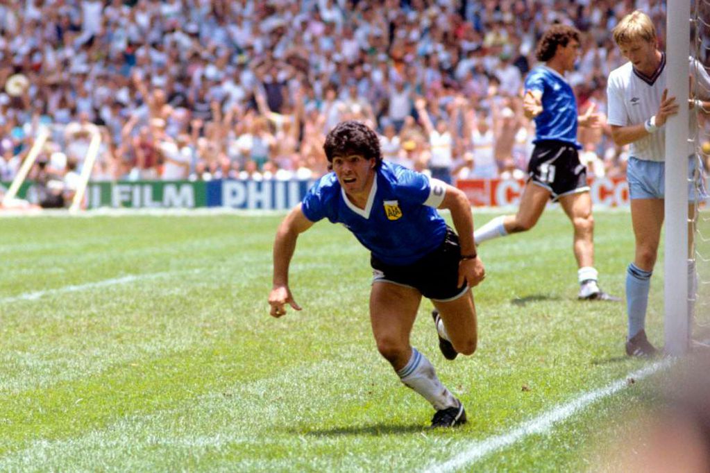 Diego Armando Maradona festeja su golazo a Inglaterra, el del 2-0 parcial ante Inglaterra en cuartos de final del Mundial México 1986. (AP)