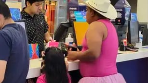 Papá se hace viral por vestirse de rosa para acompañar a su hija a ver Barbie