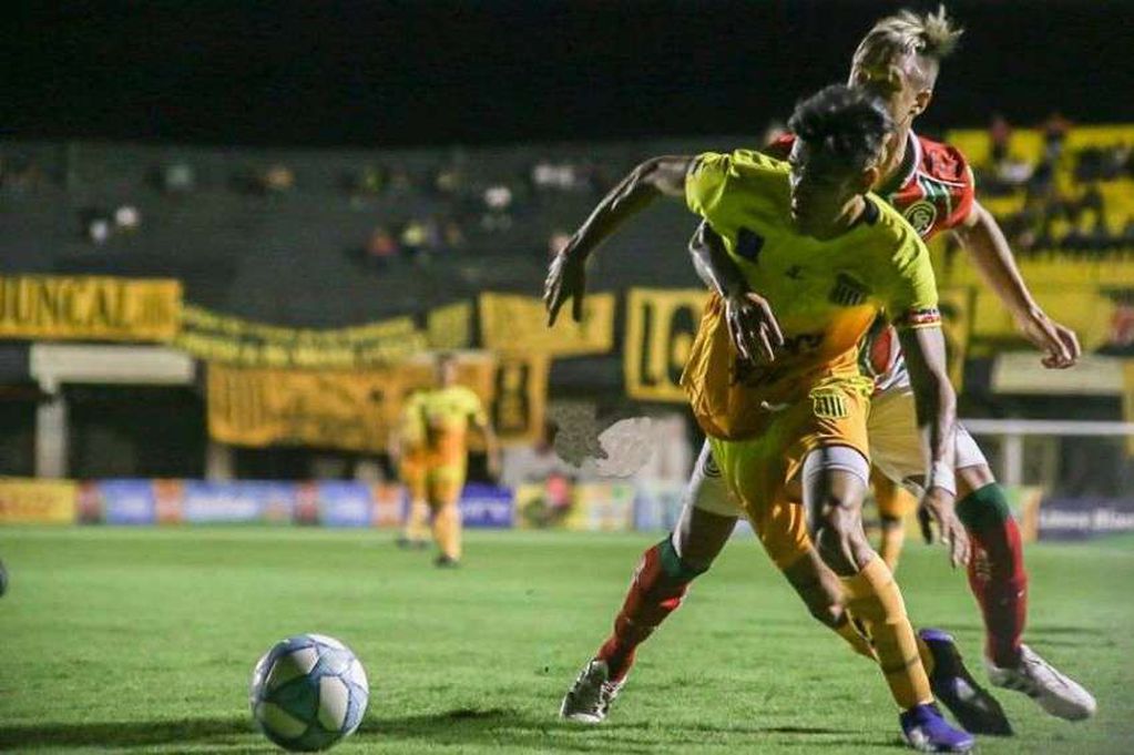 
Julián Navas intenta recuperar la pelota frente al atacante de Mitre. | Gentileza
   