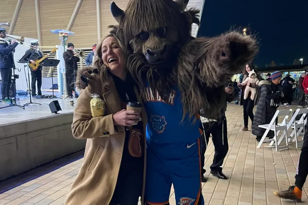 La reportera se quedó sin palabras al ver a la mascota de los Oklahoma City Thunder. Foto: Captura de Video