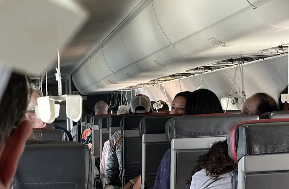 Terror en un vuelo de American Airlines - Foto @HarrisonHove
