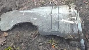 Invasión rusa: cayeron restos de un misil en el jardín de la residencia del presidente de Ucrania