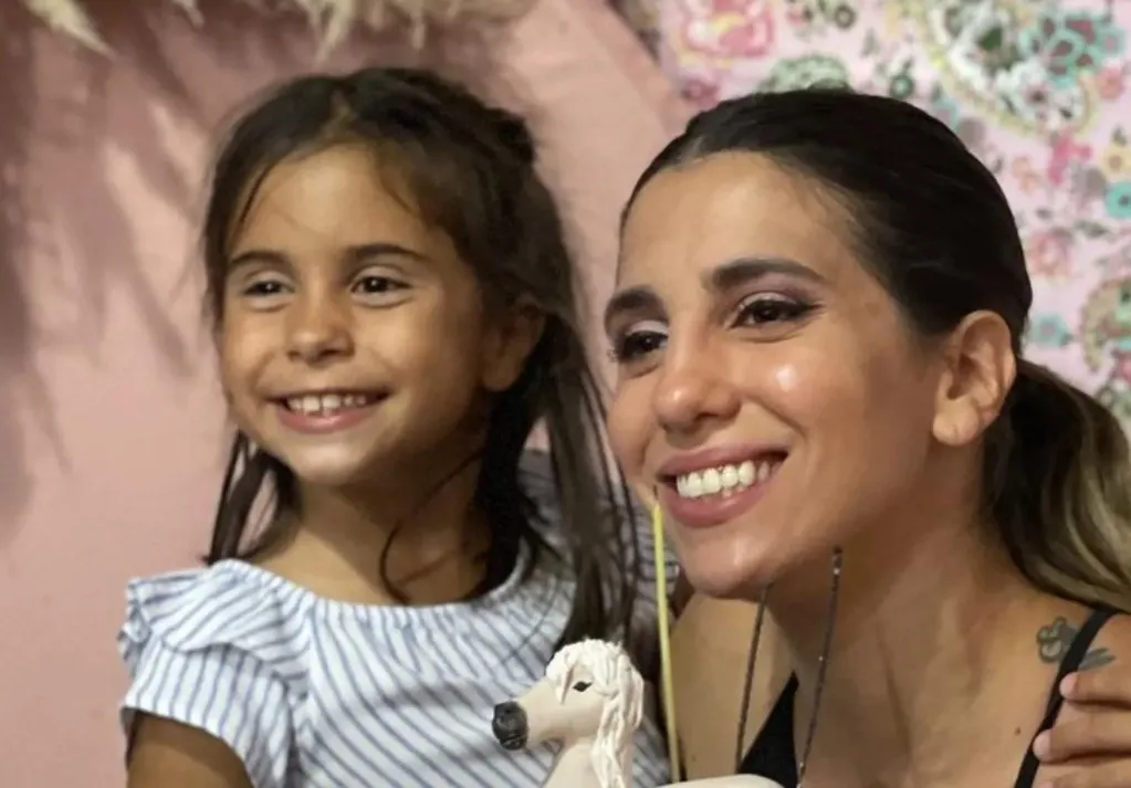 Cinthia Fernández junto a su hija, Francesca