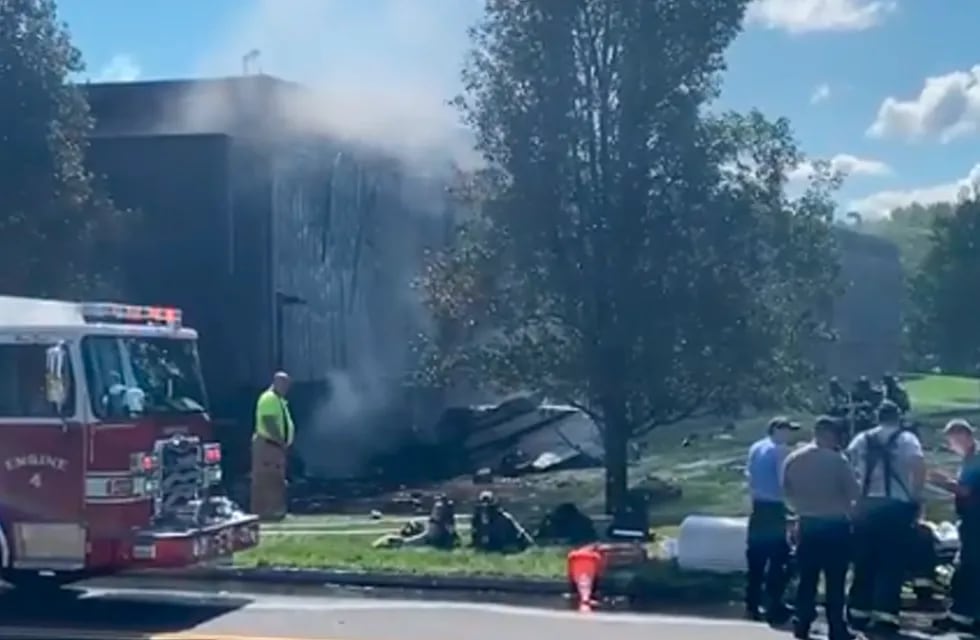La aeronave presentó inconvenientes en el inicio del vuelo e impactó contra un edificio de servicios médicos en la ciudad de Farmington.