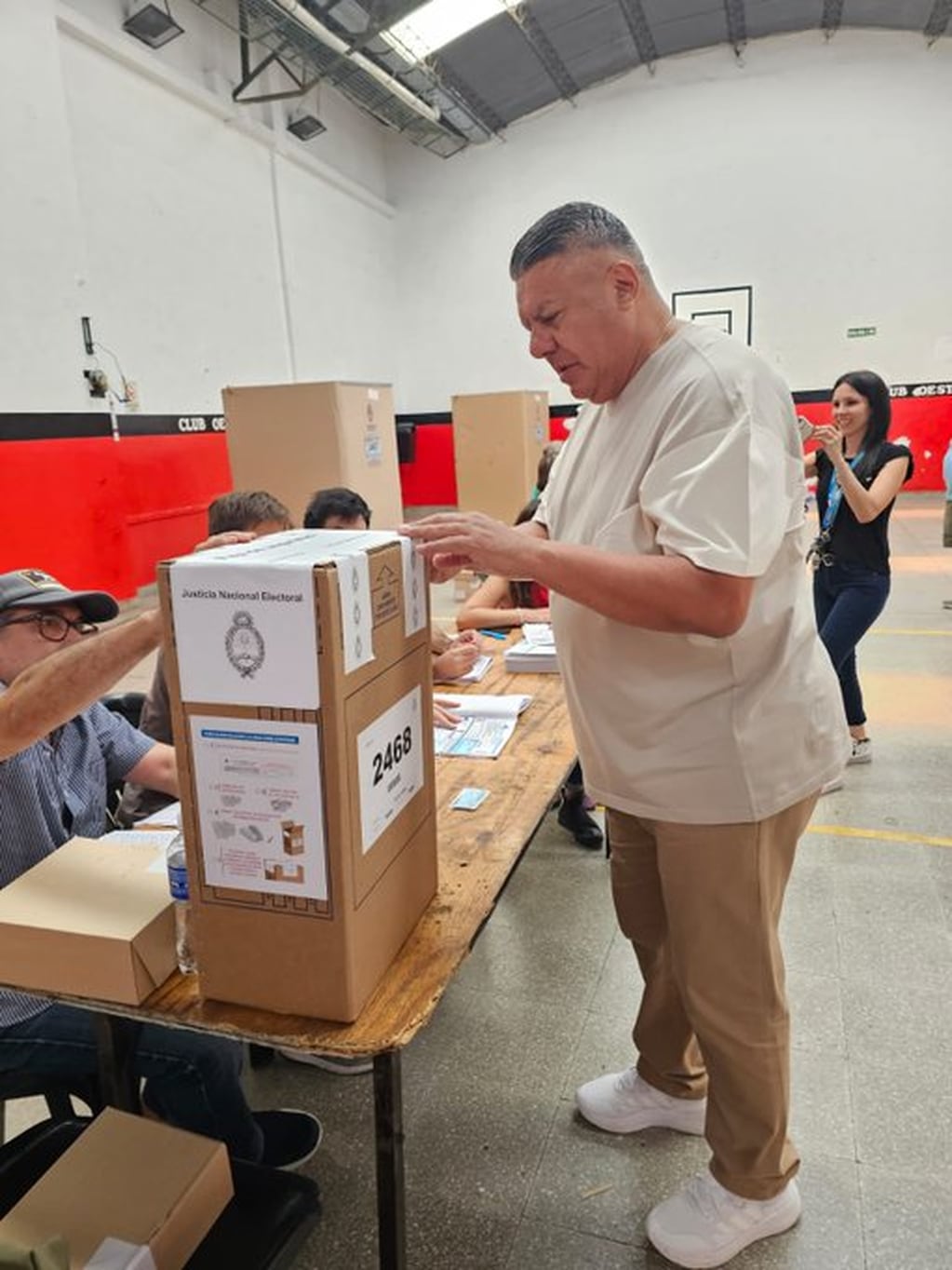 El dirigente asistió a votar con un pantalón del mismo color que la urna. Gentileza: X @tapiachiqui.