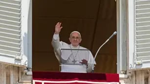 El Papa Francisco saluda a la multitud cuando llega a la oración del mediodía del Ángelus desde la ventana de su estudio con vista a la Plaza de San Pedro, en el Vaticano. (AP)