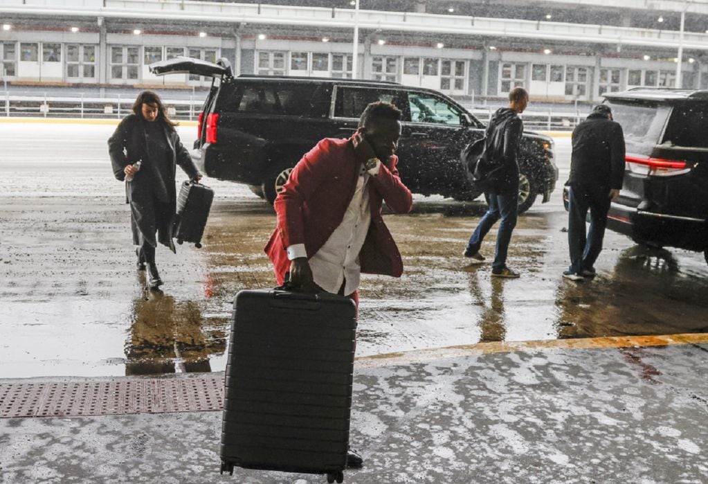 Unos pasajeros llegan para intentar embarcar en un avión en el Aeropuerto Internacional O'Hare en Chicago (EE.UU.) / EFE
