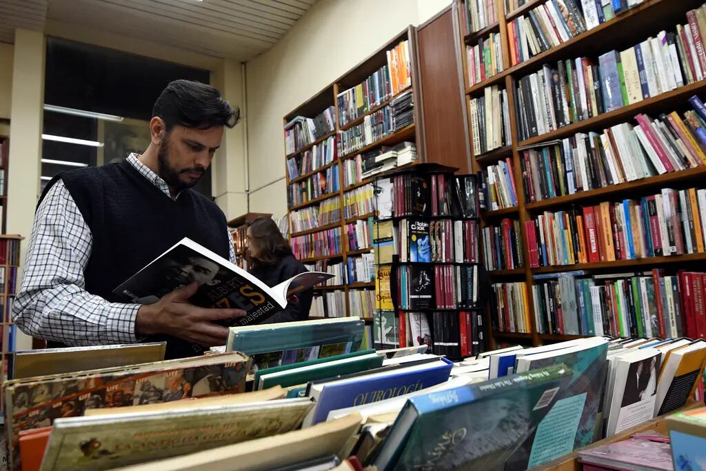 Alfonso mira libros y busca entre los mostradores de la tradicional casa de calle San Martín. Marcelo Rolland / Los Andes