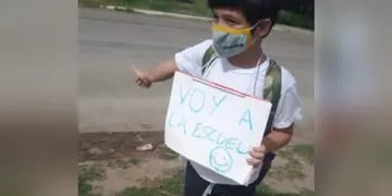 Santiago, el nene de Chaco que hace dedo para que lo alcancen a la escuela