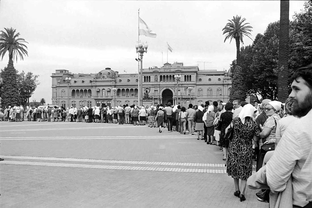 Buenos Aires, 27/04/07 La ronda de las Madres de Plaza de Mayo en la primera Marcha de la Resistencia realizada el 10/12/81. Foto: Archivo Télam/jcp