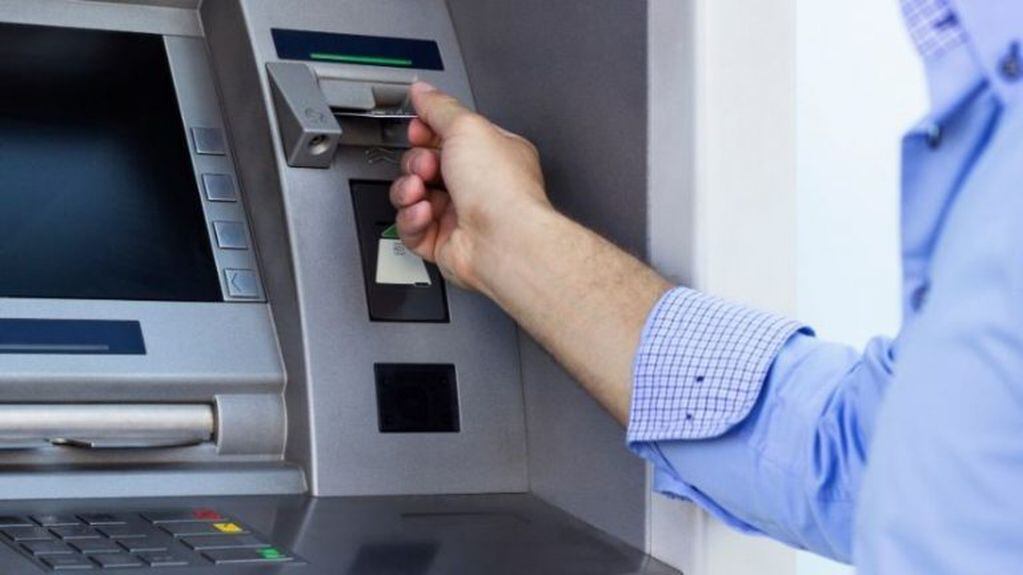 Insólito: robó un banco y luego depositó el dinero en un cajero automático ubicado afuera del mismo banco