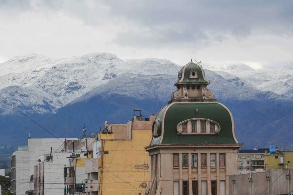 
Edificio Gómez con los cerros más cercanos nevados  | Foto: Mariana Villa / Los Andes
   