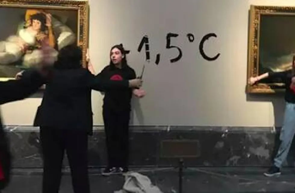 Dos activistas pegan sus manos a los marcos de 'Las Majas' de Goya