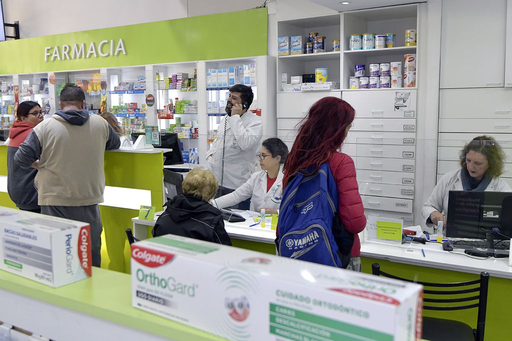 Los chilenos completan sus "tours de compras" en farmacias de Mendoza. - Foto: Orlando Pelichotti / Los Andes
