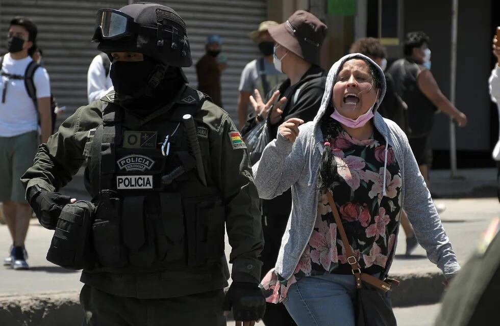 Una mujer opositora al gobierno del presidente de Bolivia, Luis Arce, protesta durante la primera jornada de paro indefinido.