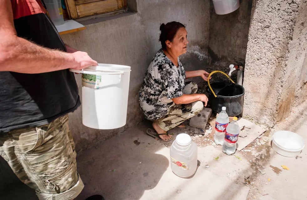 Sólo una canilla en el extenso barrio tiene agua días después de que el resto de los vecinos se quedan sin suministro. La lluvia del martes afectó la potabilización y hay cortes. Foto: Los Andes