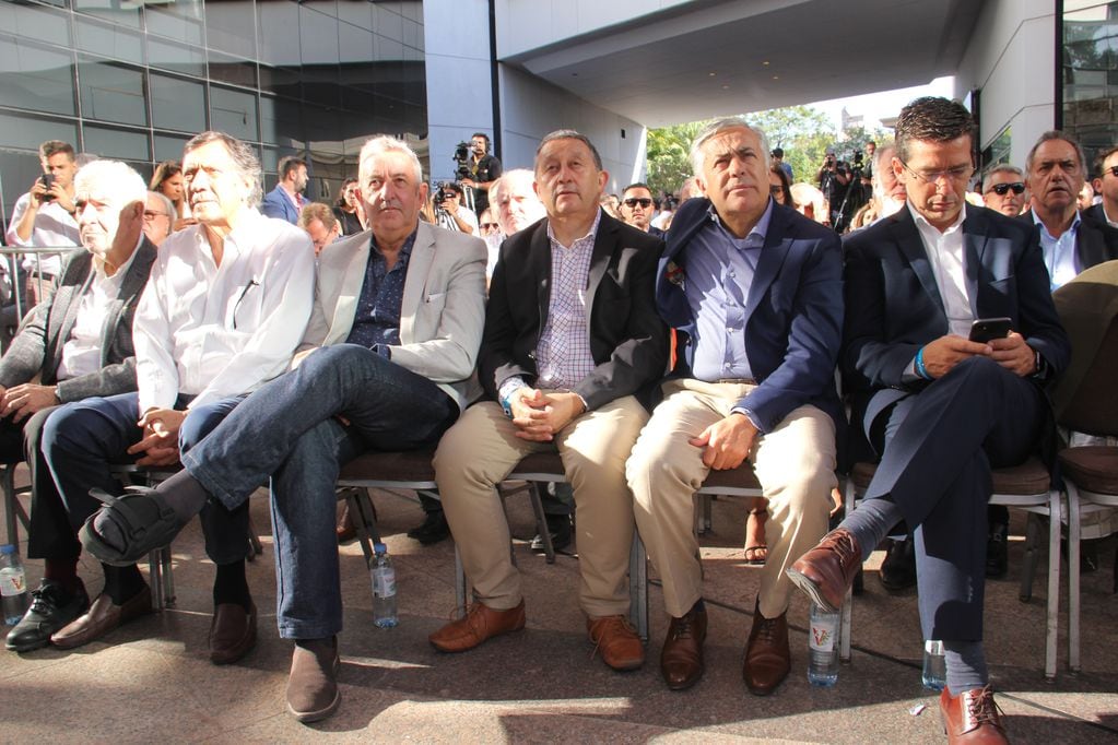 Los ex gobernadores de Mendoza, José Octavio Bordón, Arturo Lafalla, Julio Cobos, Celso Jaque y Alfredo Cornejo.