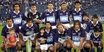 Luego de tres temporadas en la B Nacional, Independiente no pudo capear la crisis y perdió la categoría en abril de 2002.