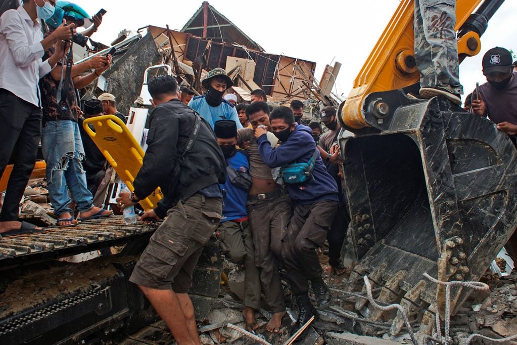 Potente terremoto en Indonesia de magnitud 6,2 deja al menos 37 muertos - AP