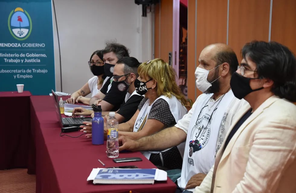 Henríquez (tercero desde la izquierda), rechaza el incremento. Los profesionales de la salud también. Macho es más prudente en la evaluación.