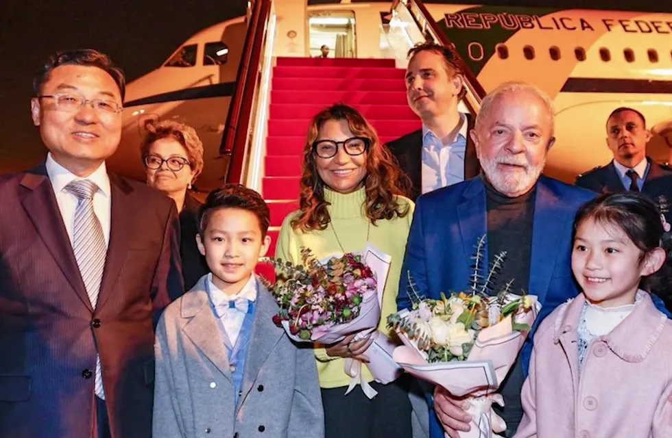El presidente de Brasil, Lula da Silva, junto a su esposa aterrizando en China para su visita oficial.