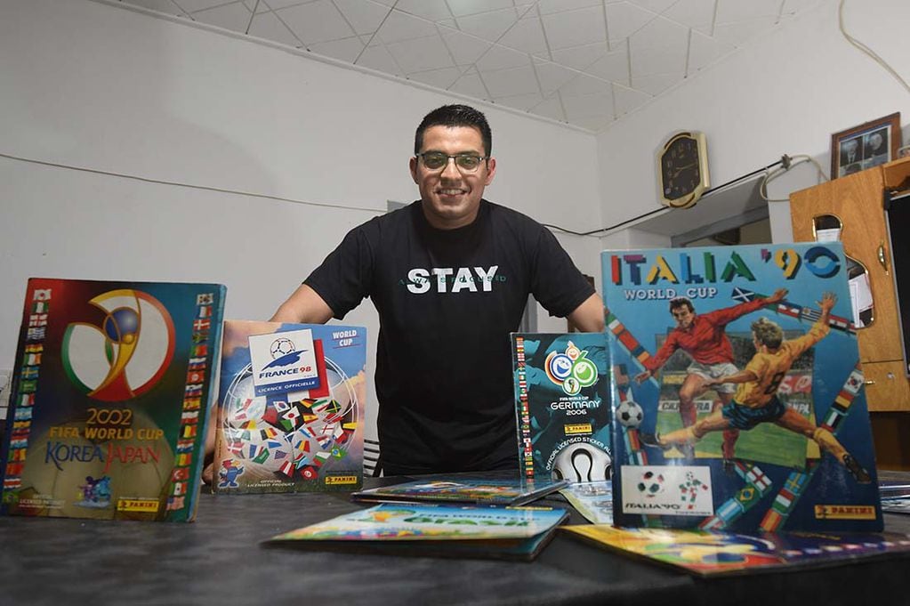Maximiliano Algañaraz tiene los álbumes completos de los últimos 8 Mundiales. / José Gutiérrez - Los Andes  