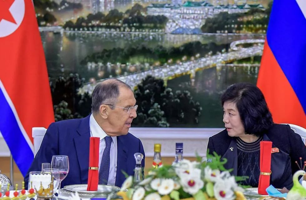 El canciller ruso, Serguéi Lavrov, junto a su homóloga norcoreana, Choe Sun-hui. AP.