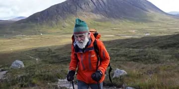 Historia de vida: tiene 81 años, es alpinista y recauda dinero para enfermos de alzheimer, como su esposa