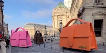 Carteras gigantes de Jaquemus recorren las calles parisinas