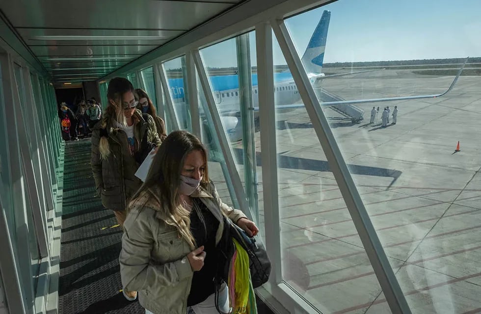 Aerolíneas Argentinas tendrá en promedio de 18,2 salidas diarias desde todos los aeropuertos en los que opera, lo que significa entre 20 y 25 vuelos más que un día de operación estándar. / Foto: Ignacio Blanco / Los Andes