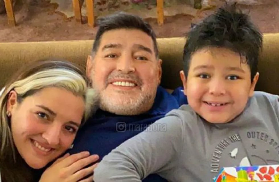 Diego Maradona junto a Jana y Dieguito Fernando.