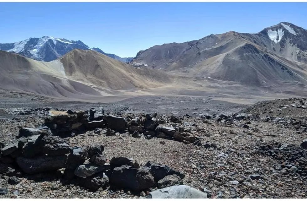 Investigaciones arqueológicas en el Volcán Maipo y la Laguna del Diamante.