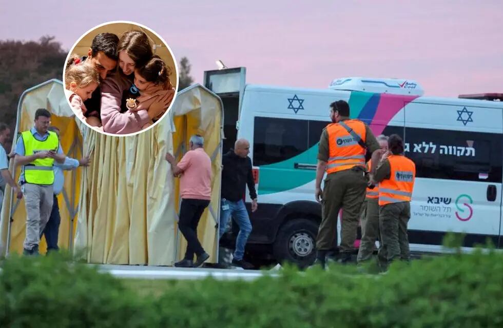 Las fuerzas de seguridad israelíes se encuentran junto a una ambulancia mientras el personal médico se prepara para la llegada de rehenes israelíes que serán liberados por Hamás. Foto: La Nación