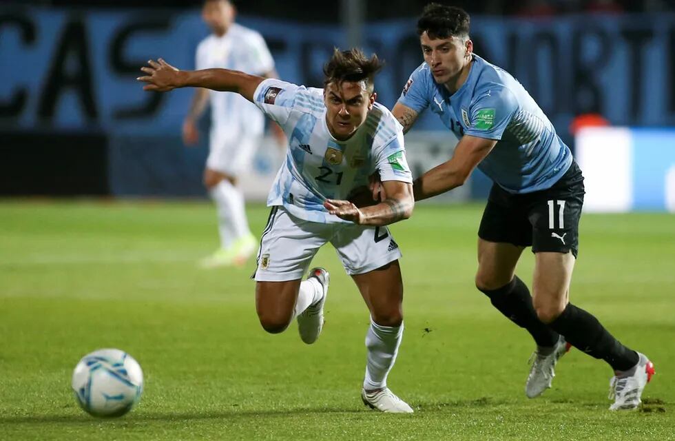 Paulo Dybala, el delantero cordobés que reemplazó a Lionel Messi en el partido ante Uruguay por las eliminatorias, quedó afuera del banco de suplentes. / Gentileza.