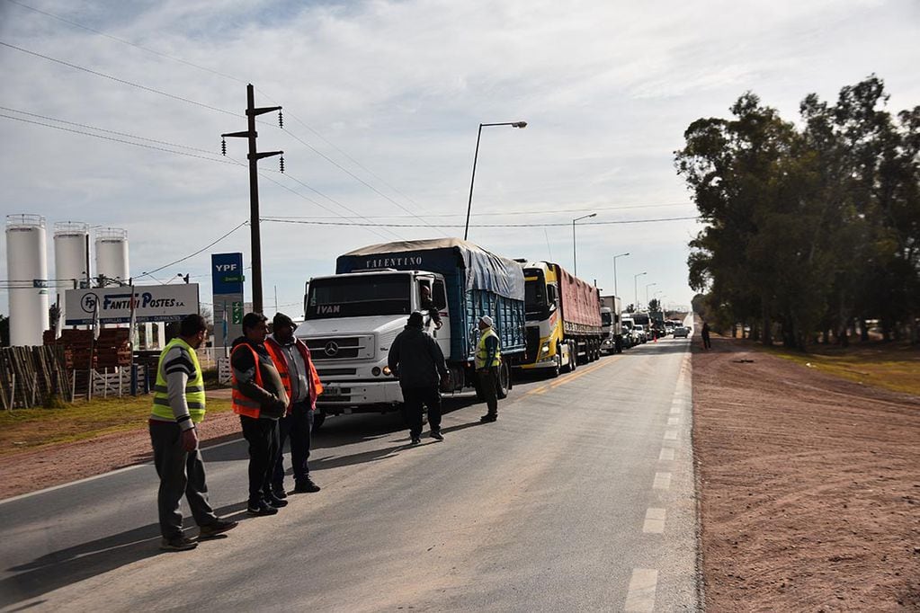 Protesta de transportistas en Sinsacate por la falta de gasoil en Córdoba y el país / Foto: Pedro Castillo