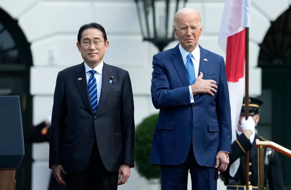El presidente estadounidense Joe Biden con el primer ministro japonés Fumio Kishida en la Casa Blanca en Washington, el 10 de abril de 2024.  (Foto AP/Susan Walsh)