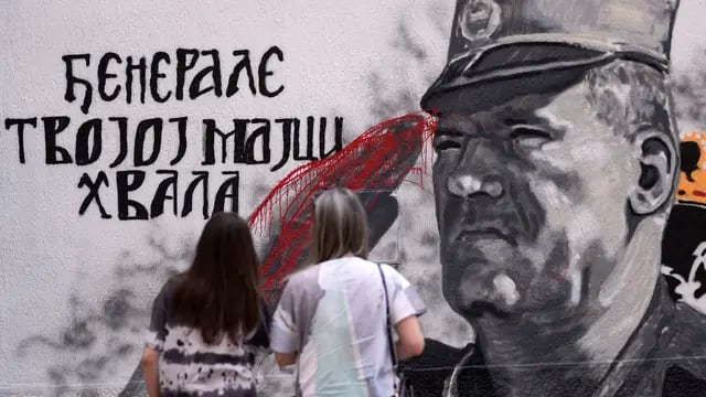 Mural en Sarajevo en honor de Ratko Mladic vandalizado con pintura roja